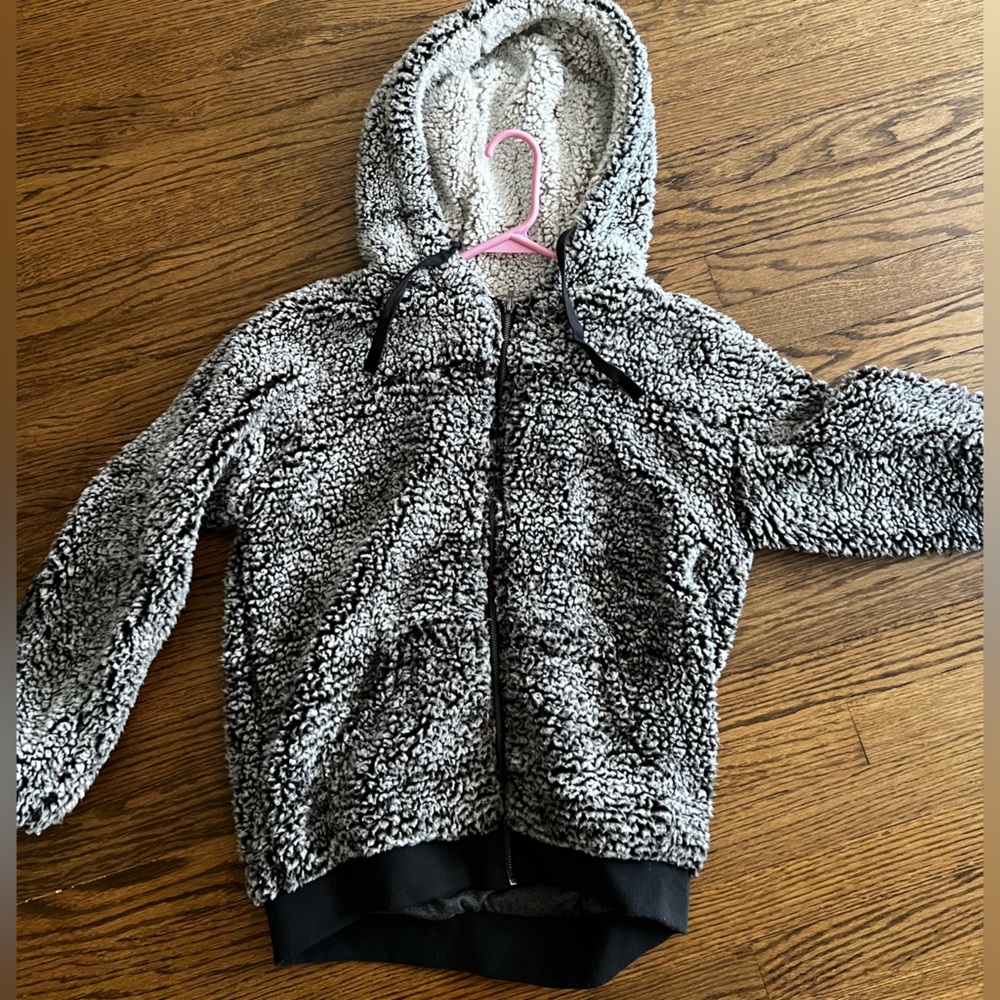 Thread and supply fluffy jacket.